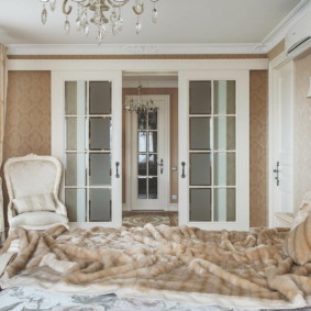 Klasiska guļamistaba ar bīdāmām durvīm