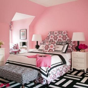 Rozā mansarda guļamistabas sienas