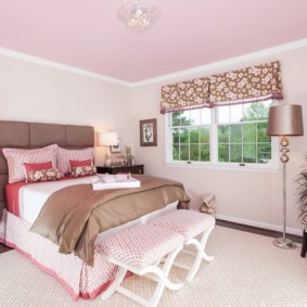 Ружичаста спаваћа соба приватне куће