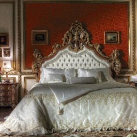 Satin bedspread sa isang double bed