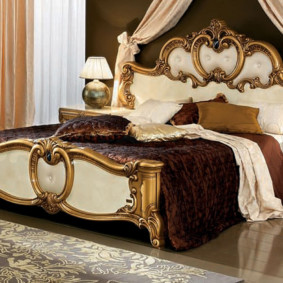 Trang trí giường mạ vàng trong phòng ngủ