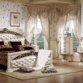 Thiết kế phòng ngủ rộng rãi với nội thất bằng gỗ
