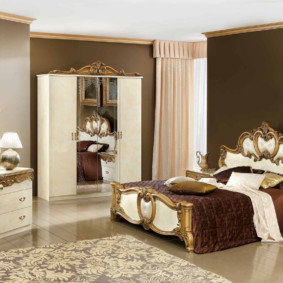 Koka mēbeles klasiskai guļamistabai