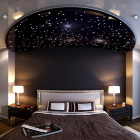 Yıldızlı gökyüzü taklidi ile yatak odası dekor