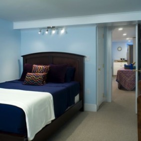 Küçük bir yatak odası mavi duvarlar