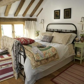 Özel bir evin tavan yatak odası