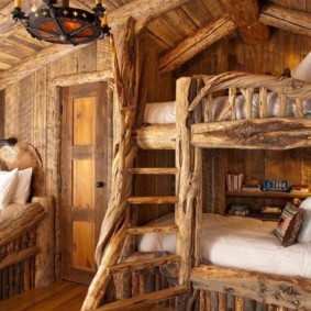 เตียงโบราณในกระท่อมไม้