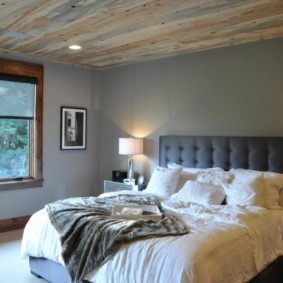ห้องนอนพร้อมเพดานไม้