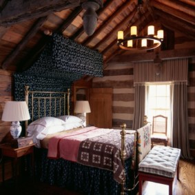 Perdeleri yatak odası penceresinde bir lambrequin ile