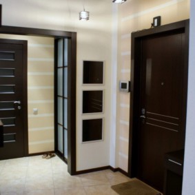 Pintu hitam di koridor apartmen