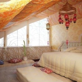 ห้องนอนห้องใต้หลังคาที่สะดวกสบายในบ้านในชนบท