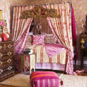 Skaists arābu valodas guļamistabas dekors