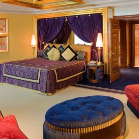 Arābu stila lielas guļamistabas interjers