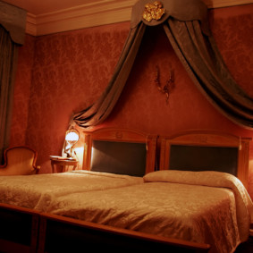 Családi ágy egy magánház hálószobájában