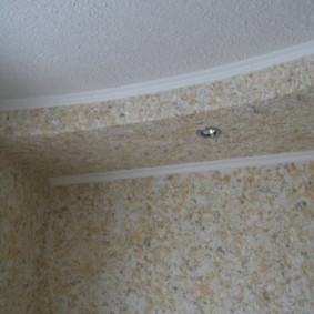 Decoratieve coating van het plafond van de keuken met vloeibaar behang