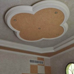 Gipsplaten plafond in het interieur van de keuken