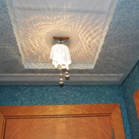 Lamp in de nis van het plafond van de keuken