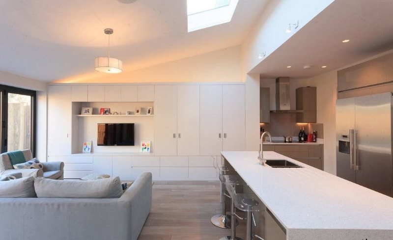 Kökinredning i minimalistisk stil i ett privat hus
