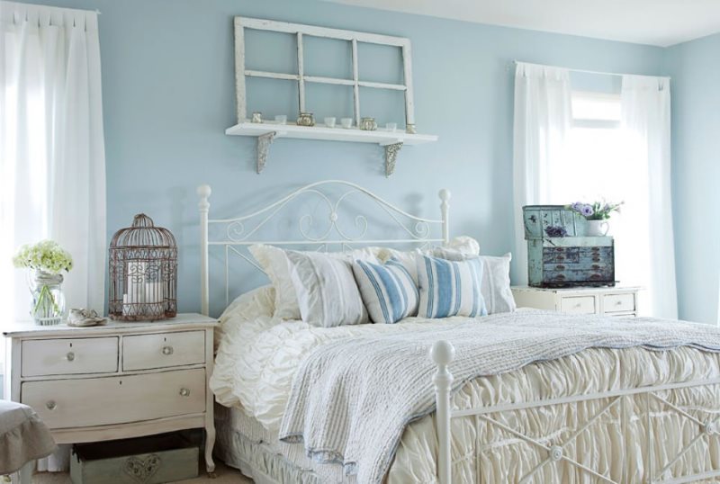 Сини стени на спалнята в стил Прованс