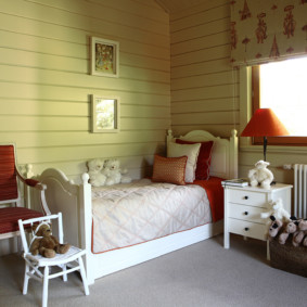 Bērnu gultiņa telpā ar koka sienu apšuvumu