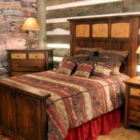 Đầu giường bằng gỗ trong phòng ngủ