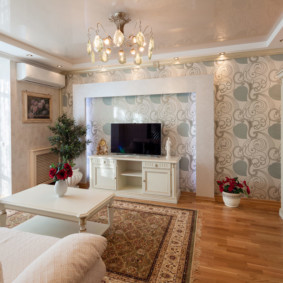 combinação de papel de parede nas idéias de decoração de sala de estar