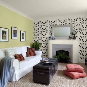 kombinácia tapety v dizajne obývacej izby