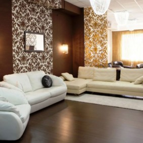 kombinácia tapiet v interiéri obývacej izby