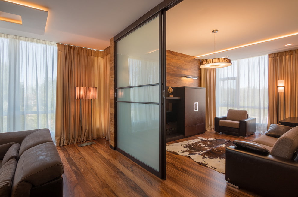 Moderna dzīvokļa viesistabā bīdāmās durvis