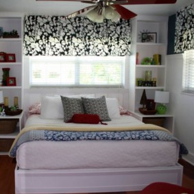 dormitor frumos cu pat de fereastră