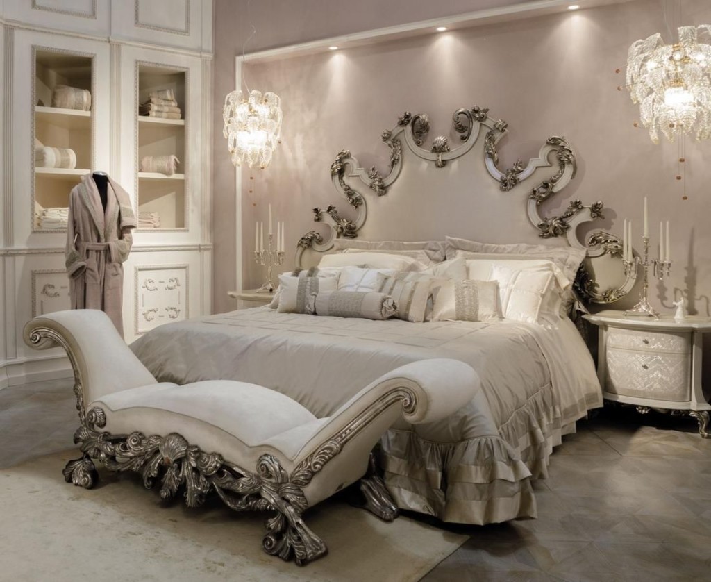 Liela gulta baroka stila guļamistabā