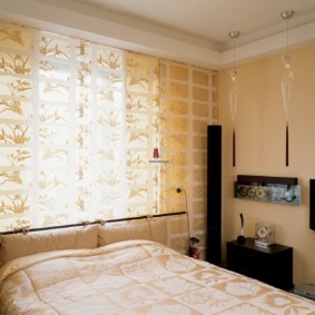 gaiša guļamistaba ar loga gultu