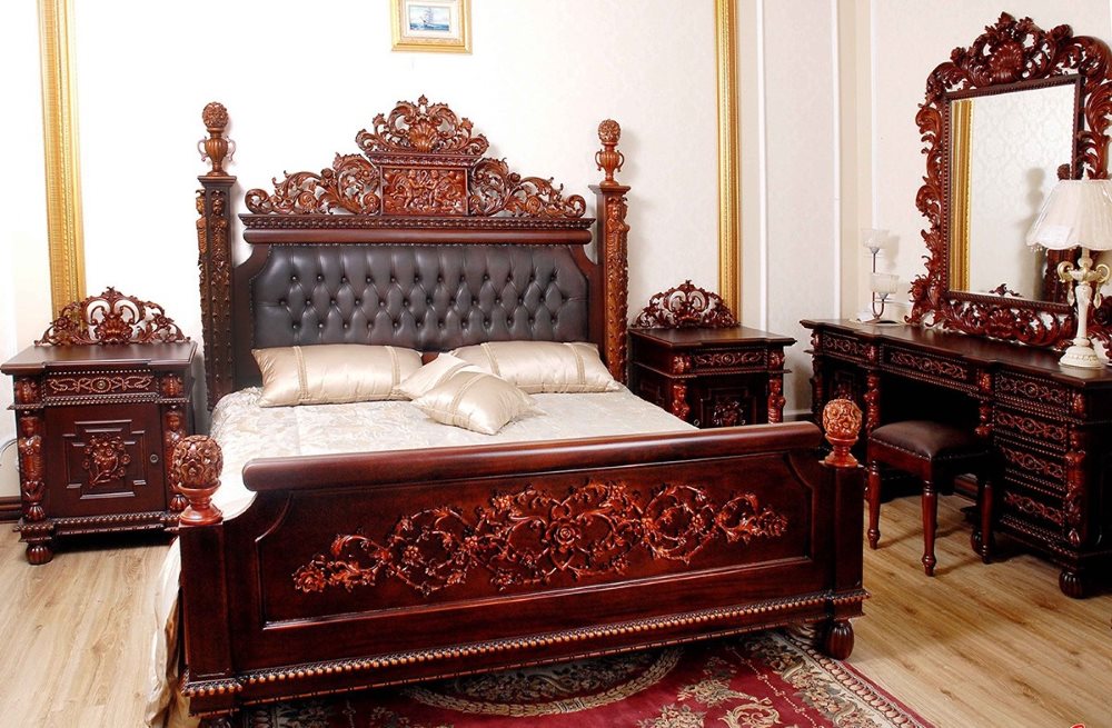 Grezna sarkankoka gulta Indijas stila guļamistabā