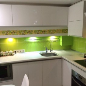 Șorț verde într-o bucătărie mică