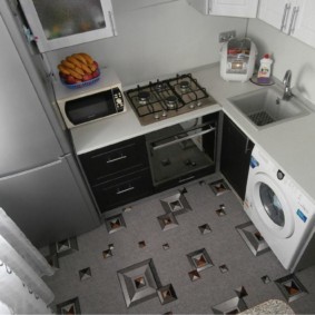 Linolejs ar attēlu uz virtuves grīdas