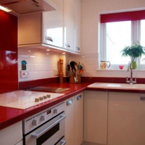 Rød benkeplate av kjøkkenmøbler