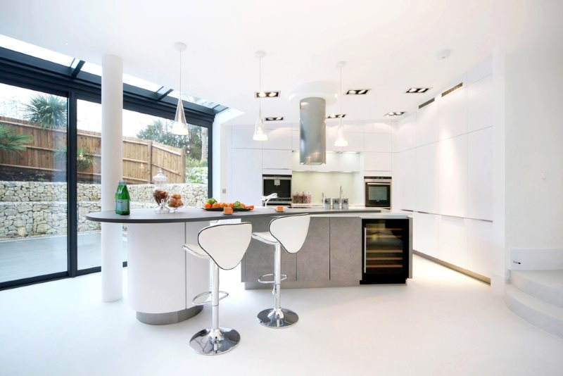 Baltā stila virtuve-ēdamistaba ar panorāmas logu