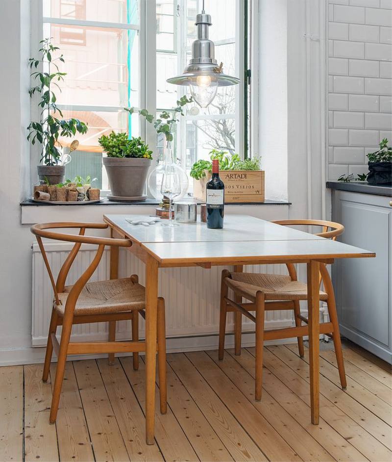 Taisnstūra galds pie virtuves loga