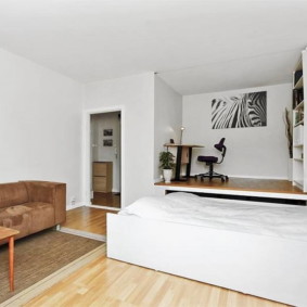 studio apartment na may disenyo ng kama at sofa