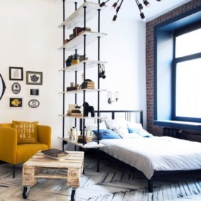 studijas tipa dzīvoklis ar gultu un dīvānu dizaina foto