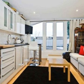 studio-appartement met een bed en een bank