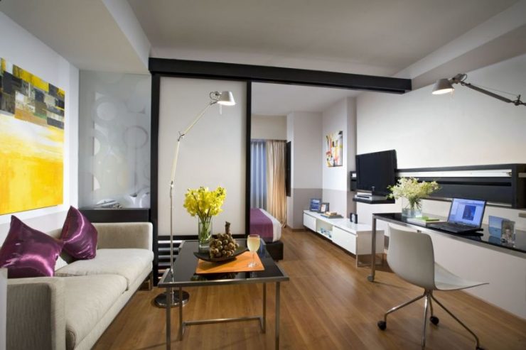 studio apartment na may isang kama at sofa na uri ng mga ideya