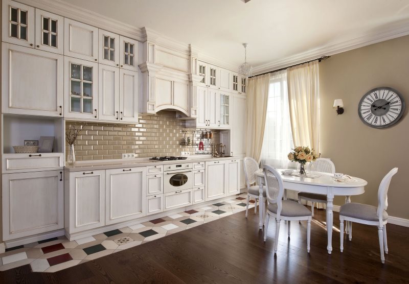 Cortinas bege de tecido translúcido na cozinha da Provença