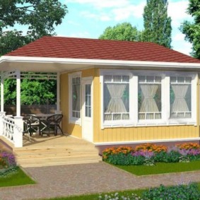 Het project van een zomerhuis met een open terras