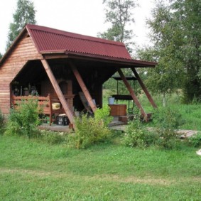 Gekleurde veranda op het dak van het prieel