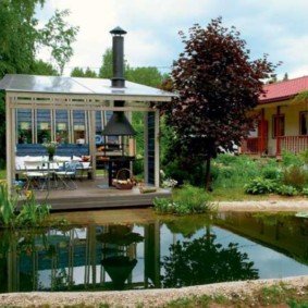 Zomer prieel in de buurt van een kunstmatig reservoir