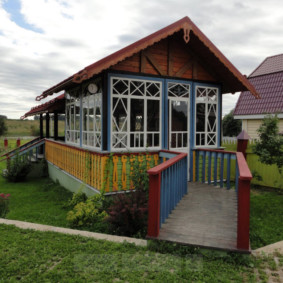 De gevel van een zomerhuis met houtsnijwerk in Russische stijl