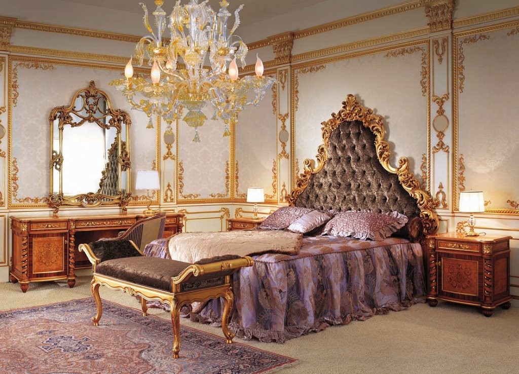 Кристални лустер у барокној спаваћој соби