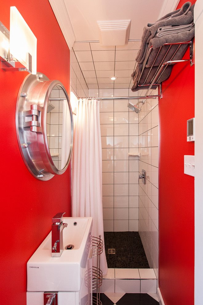 Rode kleur in het interieur van een kleine badkamer zonder toilet