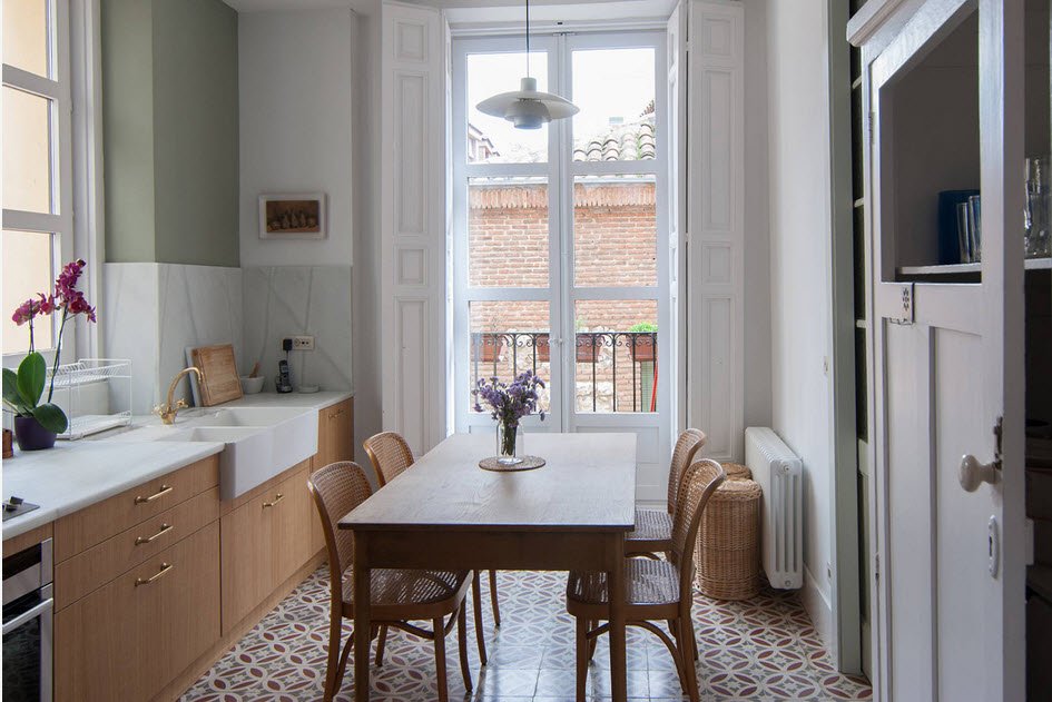 kleine keuken met keukentafel foto interieur